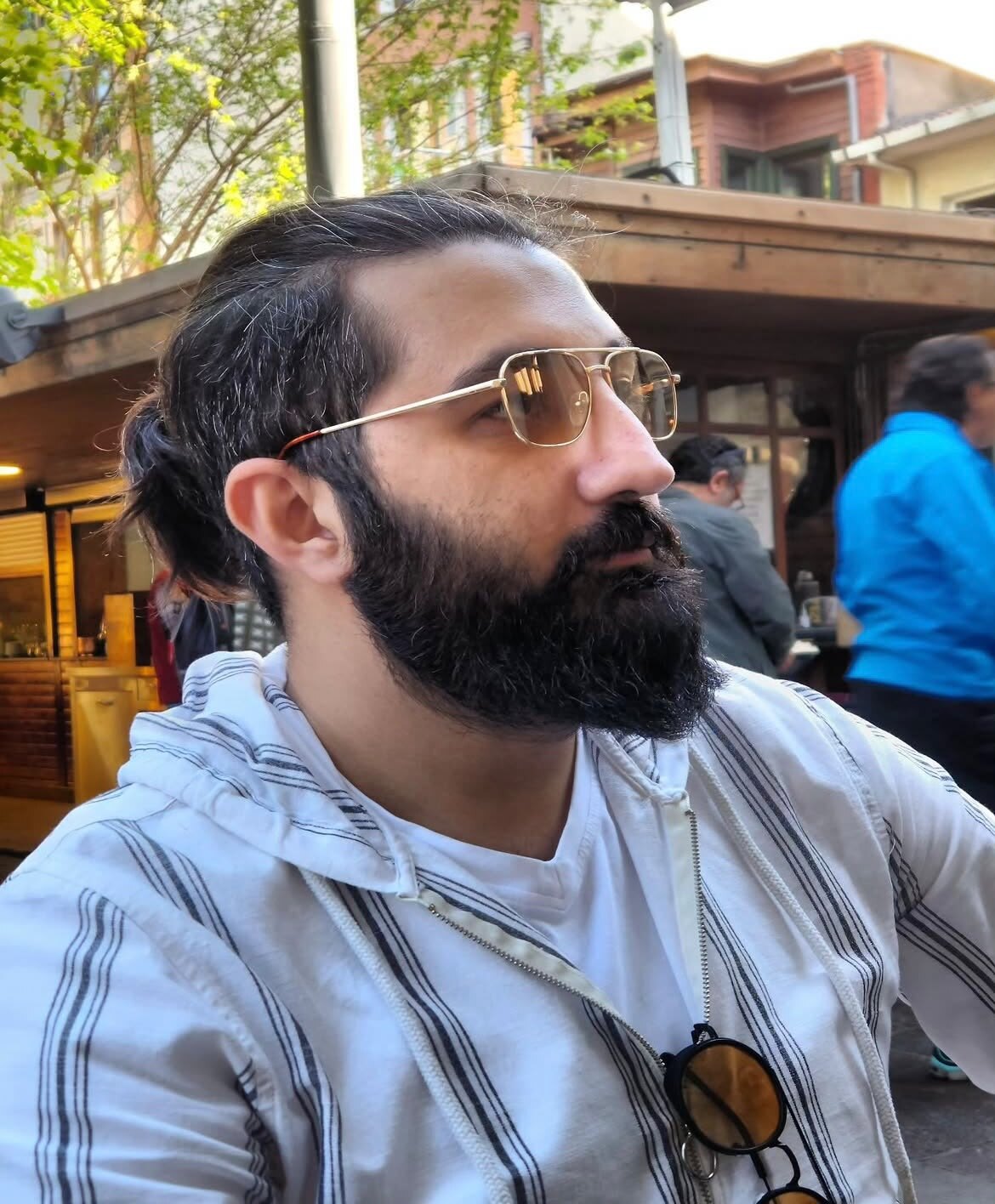 Ali güneş gözlüğüyle kahve operasyonunda