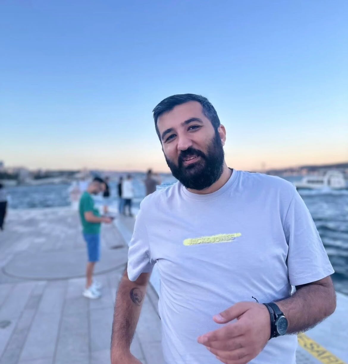Ali sahilde arkadaşlık desteği verirken